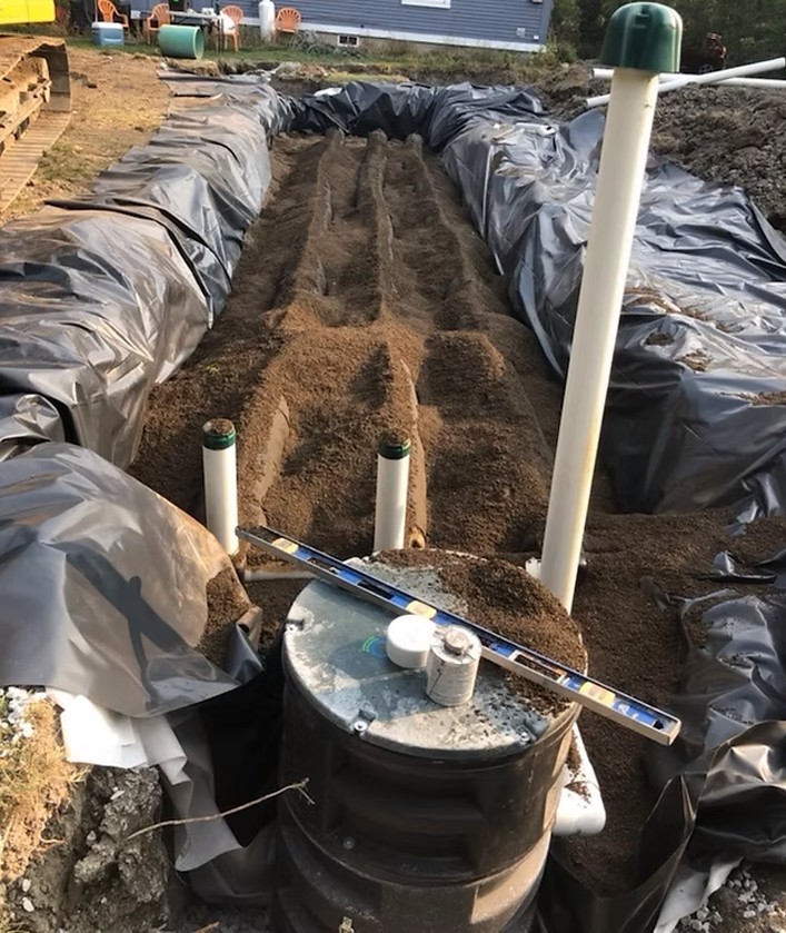 Inspection et ouverture de fosse septique en terrain gazonné à Saint-Constant