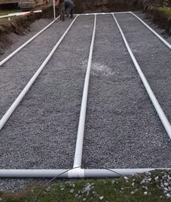 Travaux de raccordement d’une fosse septique avec excavatrice et tranchées à Saint-Constant