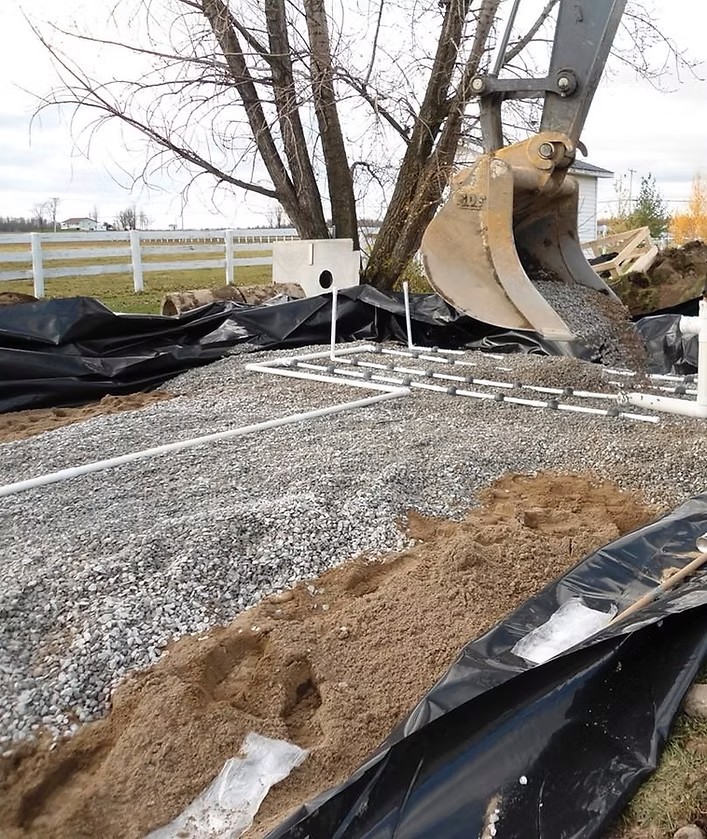 Installation d’une fosse septique en zone rurale avec couvercle de béton à Saint-Hyacinthe